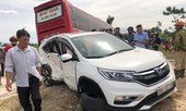 Xe khách đâm ô tô lao lên vỉa hè, hàng chục người hoảng loạn