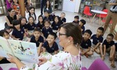Phu nhân Thủ tướng Úc trò chuyện và đọc sách cùng học sinh Việt Nam