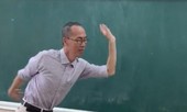 Thầy Lê Bá Khánh Trình múa phụ họa cho học trò hát bài 'Bụi phấn'