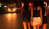 Thiếu nữ làm nghề mại dâm biệt tích sau khi bị lừa bán sang Trung Quốc