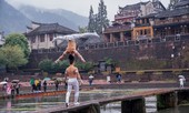 Anh em 'Hoàng tử Xiếc' trình diễn đẹp mê hồn ở Phượng Hoàng cổ trấn