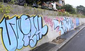 Vẽ graffiti tự phát trên đường trăm tỷ ở Hà Nội