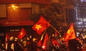 Nghìn người 'đi bão' sau chiến thắng của đội tuyển Việt Nam