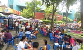 Hàng quán TPHCM đông nghịt khách ngày mùng 1 Tết, giá tăng 15%