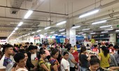 Người dân TPHCM đổ xô gom hàng siêu thị Auchan 'tháo khoán'