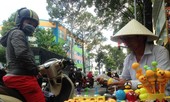 Thú nhún 'Emoji lò xo' lên cơn sốt, bán ngập vỉa hè Sài Gòn