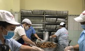 Giám sát cơ sở cung cấp suất ăn công nhân TPHCM, phát hiện tình trạng 'bớt, xén'