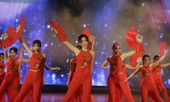 Á hậu Việt Nam Phương Nga duyên dáng trổ tài nhảy múa, MC