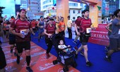 Những hình ảnh 'đốn tim' trên đường chạy marathon Tiền Phong