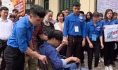 Tình nguyện viên hỗ trợ thí sinh mổ ruột thừa vào phòng thi