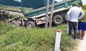 Tàu hỏa đâm văng xe tải chở đất, tài xế tử vong tại chỗ