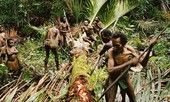Bộ tộc nào ở Indonesia từng có tục săn đầu người và ăn thịt người?