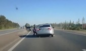 Giật mình với pha qua đường 'liều chết' của hai người đi bộ