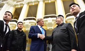 Bản sao hai ông Trump-Kim 'gây bão' trên đường phố Hà Nội