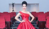Á hậu Trịnh Kim Chi khoe vai trần gợi cảm, đẹp rực rỡ ở tuổi 48