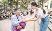 Hoa hậu Tiểu Vy xúc động trong vòng tay của các nữ bệnh nhân ung thư
