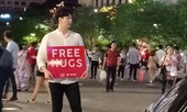 Trai đẹp giơ bảng 'Free Hugs' ở phố đi bộ: 'Cả tối không ai ôm anh ấy'