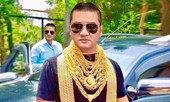 Cộng đồng mạng phát cuồng với 'nam vương' bóng đá dát vàng kín người