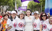 Á hậu Tú Anh bị fans 'bao vây' khi xuất hiện ở phố đi bộ Hồ Gươm