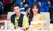 Á hậu Phương Nga diện váy vàng rực gợi cảm ngồi ghế nóng cùng ca sĩ Erik