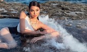 Hoa khôi Lan Khuê khoe thân hình nóng bỏng với bikini dù đang mang bầu