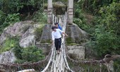 Vượt 'cầu treo tử thần' gọi từng học trò đến lớp