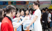 Hoa hậu Lương Thuỳ Linh gây xúc động khi ôm thùng từ thiện kêu gọi quyên góp