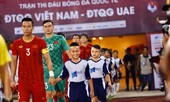 Hình ảnh Đặng Văn Lâm dắt con trai Á hậu Thuỵ Vân vào sân trận gặp UAE gây sốt