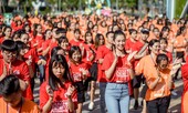 Tiểu Vy nhảy flashmob, 'sung' hết cỡ cùng hàng ngàn sinh viên ở Đà Nẵng