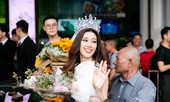 Hoa hậu Khánh Vân bị hàng trăm fans 'bao vây' khi về đến TP. HCM