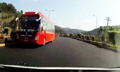 Thót tim chứng kiến xe giường nằm lao ngược chiều ầm ầm trên cao tốc