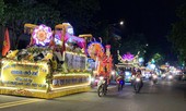 Đoàn xe Phật đản rực rỡ đèn hoa diễu hành ở Đà Lạt