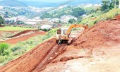 Dùng xe cơ giới san ủi, phân lô đất nông nghiệp trái phép tại Đà Lạt