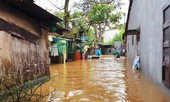 Hàng loạt tuyến đường ở thành phố Bảo Lộc bị ngập sâu sau trận mưa lớn