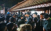 Ngủ vỉa hè, xếp hàng từ mờ sáng để xin ấn đền Trần