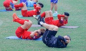 HLV Park Hang Seo 'lăn lội' trên sân tập cùng học trò