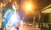 Thanh sắt dài 4m rơi từ công trình xây dựng xuống khiến nhiều người hoảng sợ