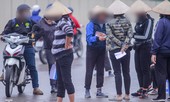 Mưa lạnh bất ngờ, 'phe vé' trận Việt Nam - UAE lo sốt vó