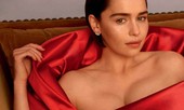 'Mẹ Rồng' Emilia Clarke khoe ngực đầy nóng bỏng