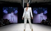 Naomi Campbell tự tin diện vest không nội y ở tuổi U50, gây 'náo loạn' sàn diễn
