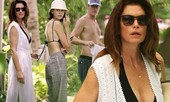 'Huyền thoại' Cindy Crawford tự tin mặc bikini bên con gái siêu mẫu Kaia Gerber