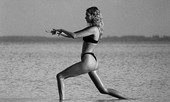 'Búp bê' Elsa Hosk khoe body tuyệt mỹ với áo tắm