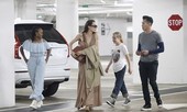 Angelina Jolie xuất hiện gợi cảm với váy màu nude bên người đàn ông lạ