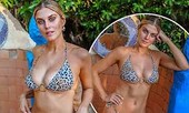Ashley James khoe ngực nảy nở và vòng 2 không ngấn mỡ với bikini bé xíu
