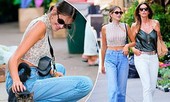 Cindy Crawford và con gái siêu mẫu Kaia Gerber thả dáng như catwalk trên phố