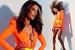 Mỹ nhân áo tắm Brazil để ngực trần chụp ảnh nóng bỏng