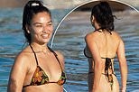Siêu mẫu Úc Shanina Shaik mặc bikini bé xíu phô dáng nuột nà gợi cảm