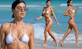 'Mỹ nhân nóng bỏng nhất Canada' mặc bikini bé xíu phô đường cong tuyệt mỹ