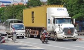 Mặc biển cấm, xe máy ngang nhiên 'tranh' đường với container bất chấp nguy hiểm