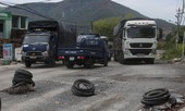 Dân dựng 'lô cốt' lốp ngăn xe chở quá tải gây bụi